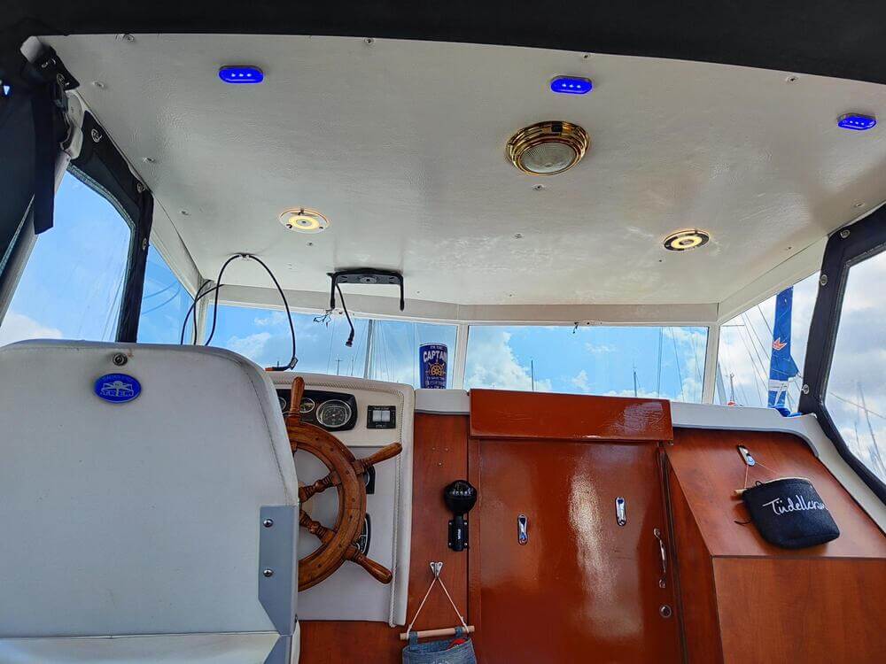 Tolles Ambiente in unserem Trainingboot "Calypso" für den Bootführerschein Hamburg und in Deiner Nähe.
