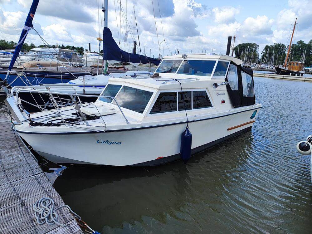 Unser Trainingsboot "Calypso" für die Bootsführerscheine Hamburg bei der Skipper-Ahoi Sportbootschule