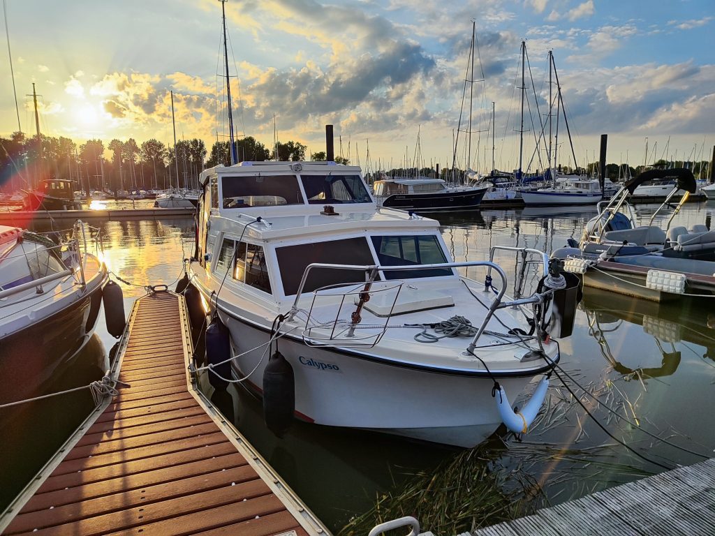 Unser Trainingsboot "Calypso" für die Sportbootführerscheine Hamburg